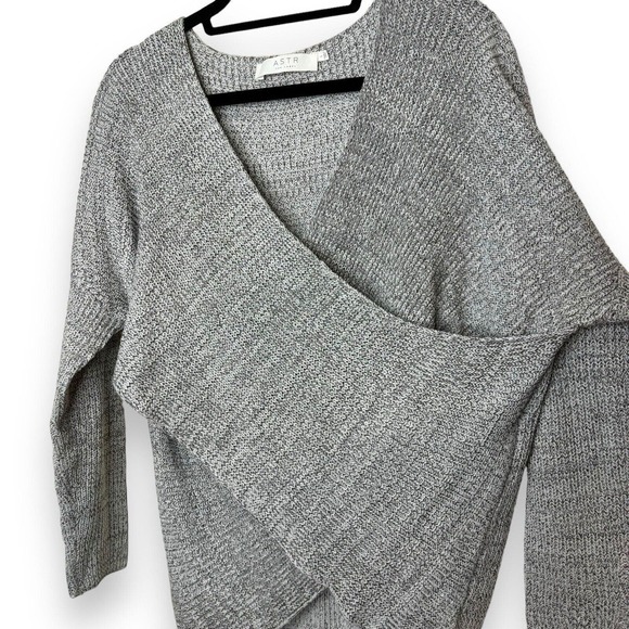 ASTR The Label Size Large Wrap Front Sweater Gray Heather Long Sleeve Light EUC - Picture 2 of 8